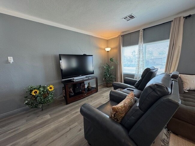 Building Photo - 3 BR 2 bath Furnished home Utilities Included & Brand new Interior-Custom Remodel