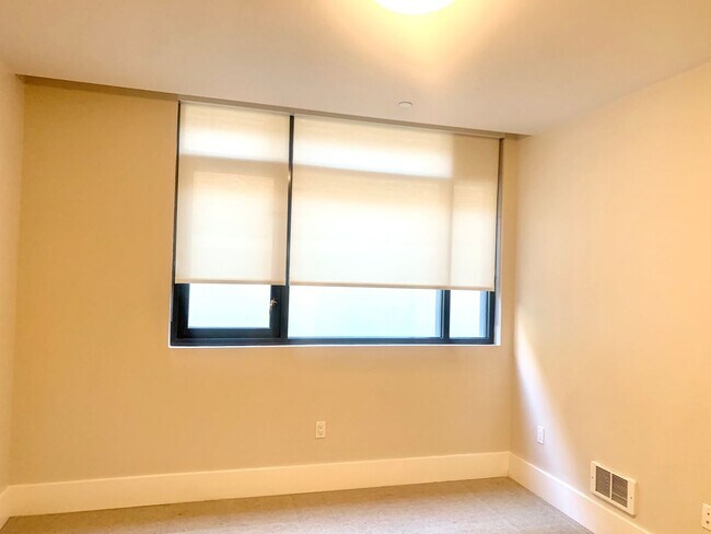 Building Photo - Spacious Centrally Located 1 bed + Den/ 1....