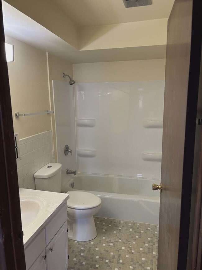 Building Photo - 200 Madison St