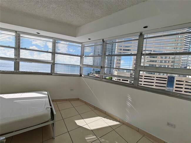 Building Photo - 905 Brickell Bay Dr