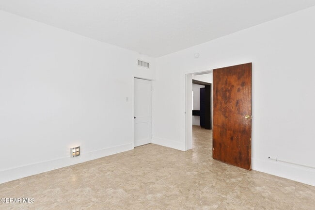 Building Photo - 325 Vista Hill Dr