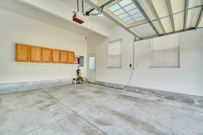 Building Photo - MUST SEE!! 3-Bedroom Home in Bay Breeze Point! Vaulted Ceilings - 1st Floor Primary Bedroom - Att...