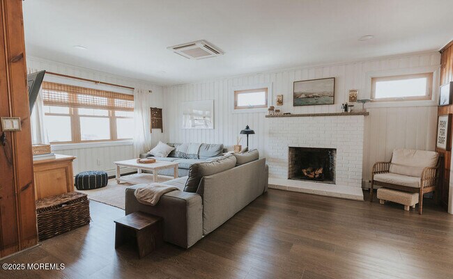 Building Photo - 35 12th Ave