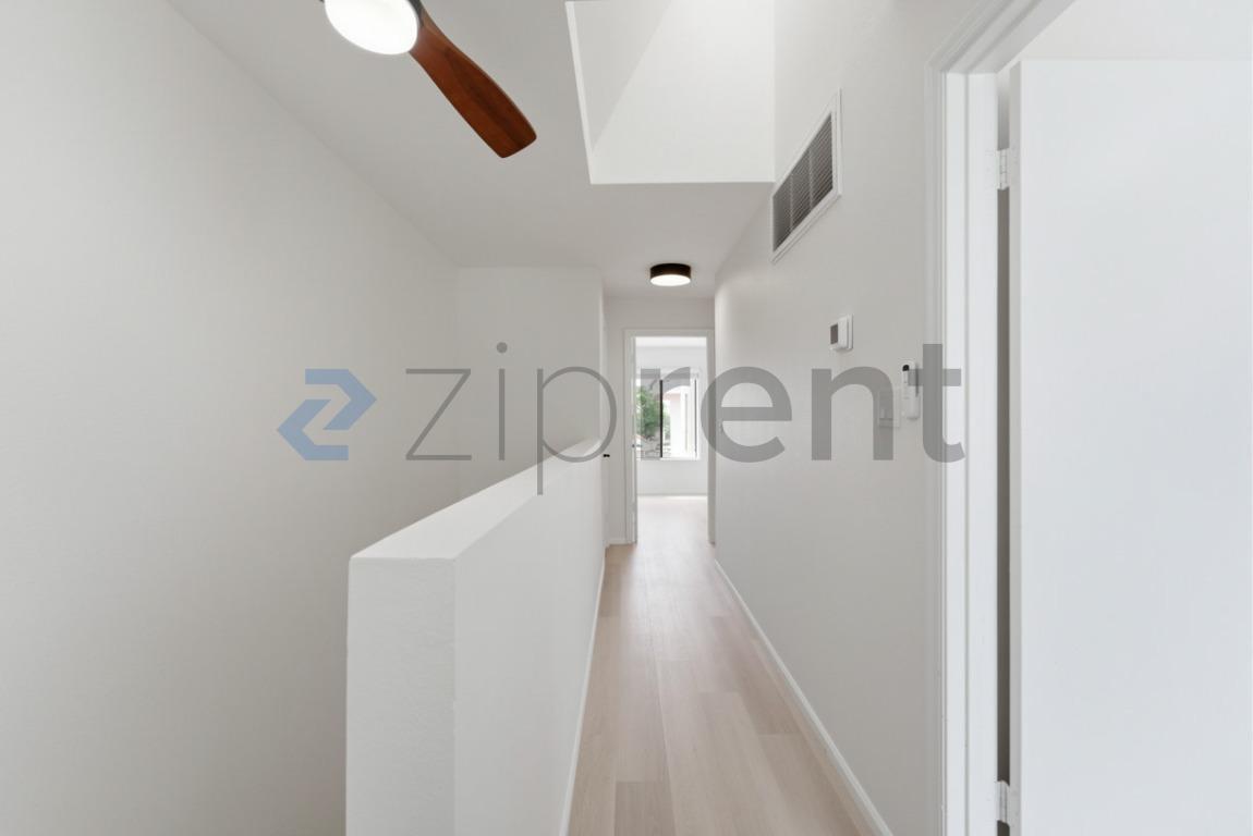 Building Photo - Unit Unit 1018