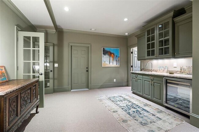 Building Photo - 5000 Long Island Dr