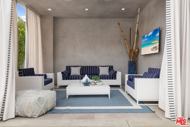 Building Photo - 5365 Vanalden Ave