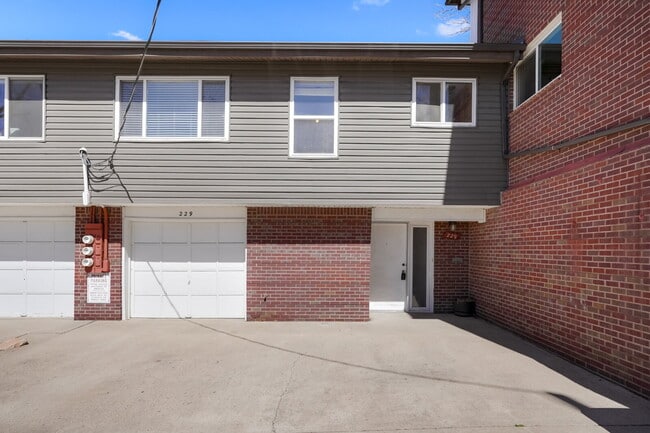 Building Photo - 3 Bedroom Townhome in University Neighborhood
