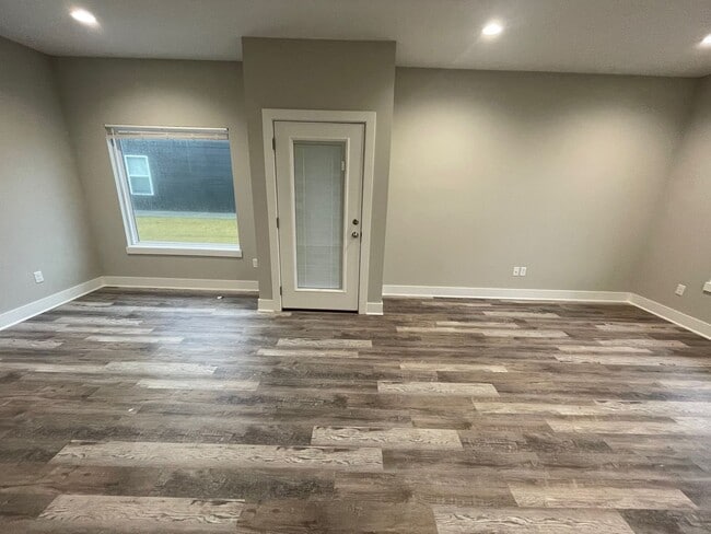 Building Photo - 16283/85 Ike Ct