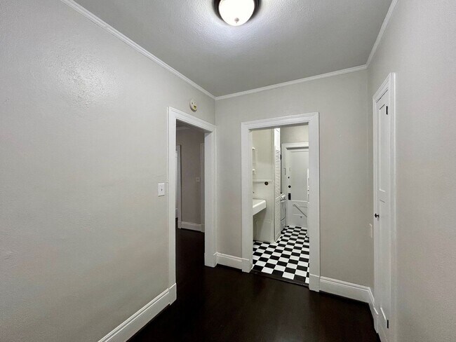 Building Photo - Adorable Upstairs 1/1 w/ Hardwoods in Small 16 Unit 1920's Complex