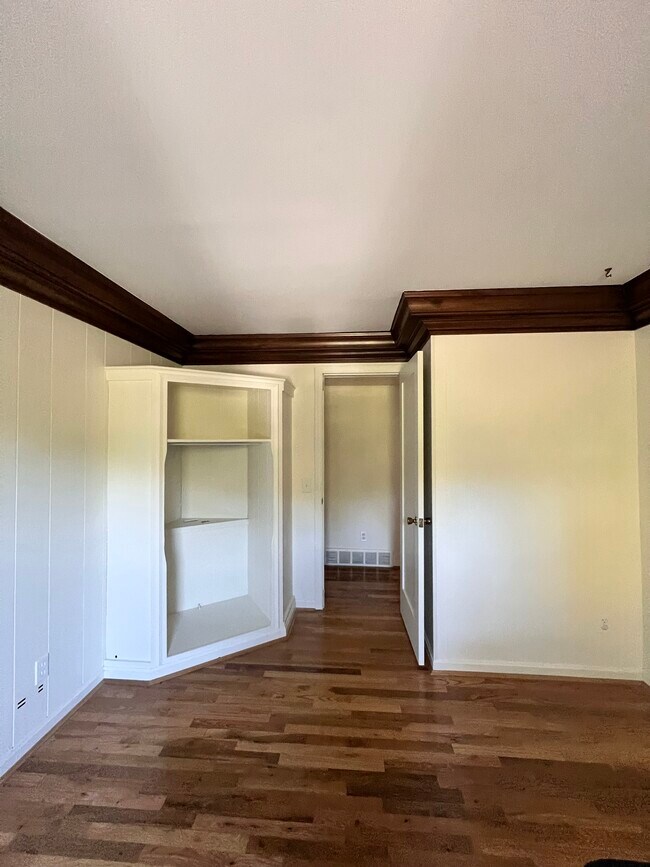 Building Photo - 680 Overland St