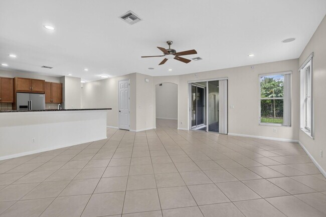 Building Photo - 9479 Sedgewood Dr