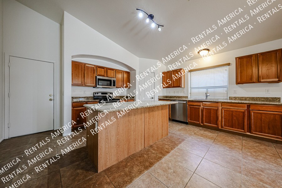 Building Photo - 41103 W Thornberry Ln