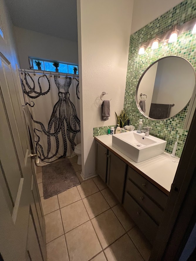 Second bath - 1204 San Bernard St