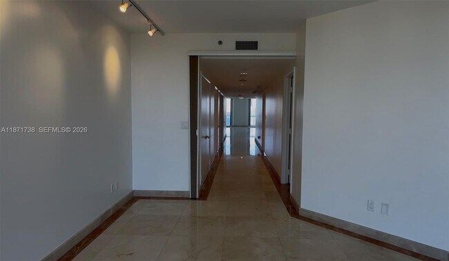 Building Photo - 2600 Island Blvd