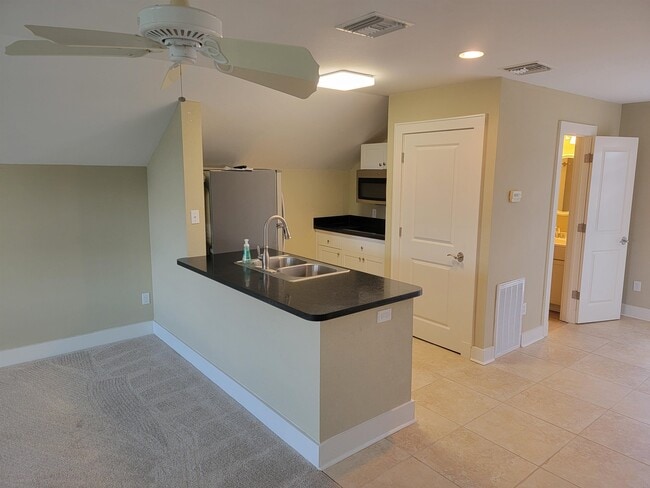 Building Photo - 3060 Dickinson Dr