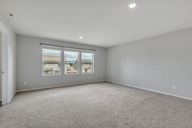 Building Photo - Spacious Puyallup Home with Room for the E...