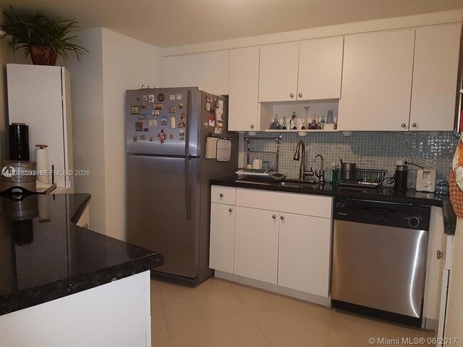 Building Photo - 801 Brickell Bay Dr