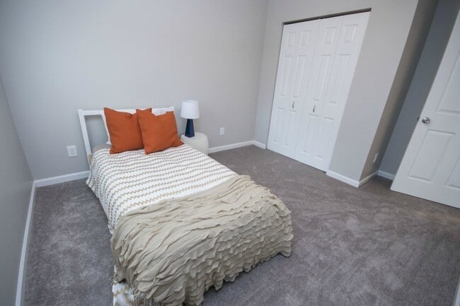 Building Photo - Updated 2 bedroom Duplex for Rent $1100/Month