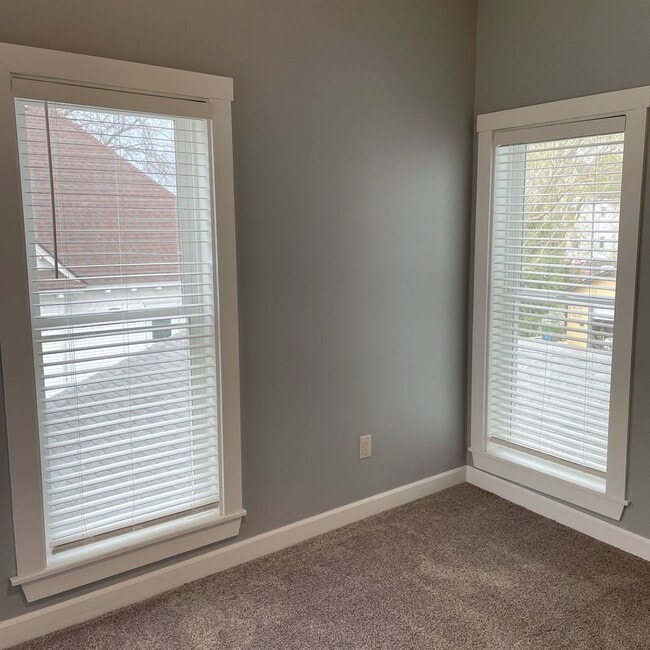 Building Photo - Small Town home ready for lease!