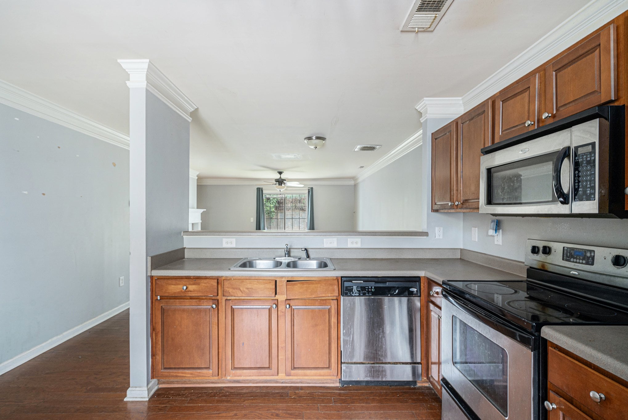 Building Photo - 703 Crestwell Cir SW