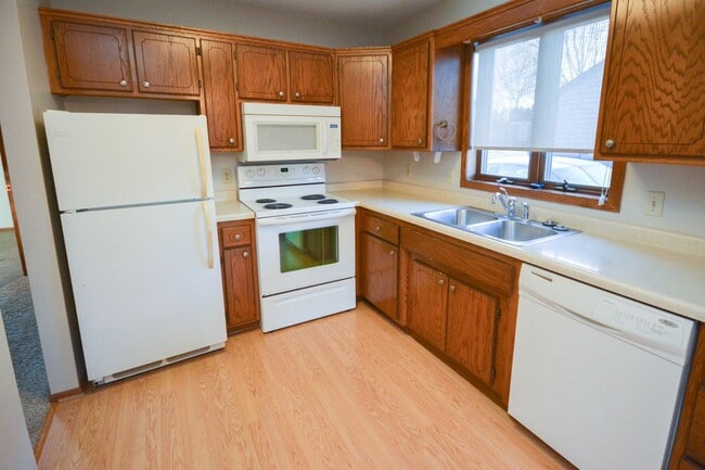 Building Photo - Secure Main Floor Condo w/ Garage!