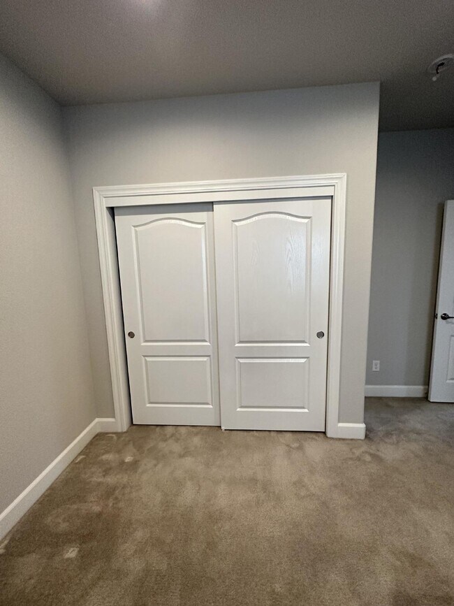 Building Photo - Gorgeous like new 4 bedroom 3 bath home located in Promontory