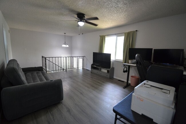 Building Photo - Newly Remodeled 4 Bedroom with AC!