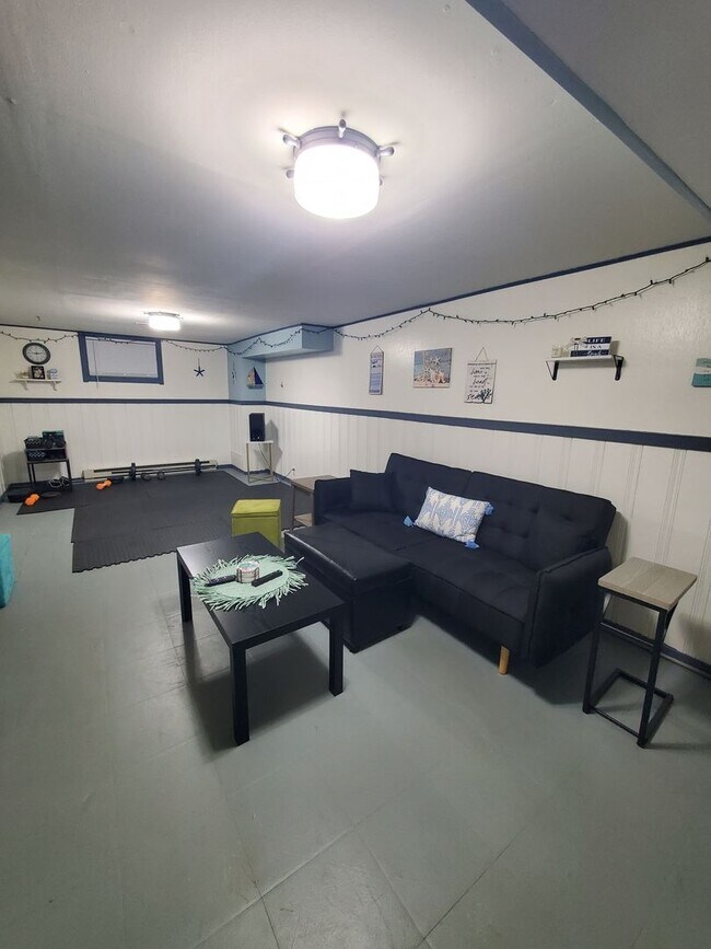 Building Photo - Spacious Ranch