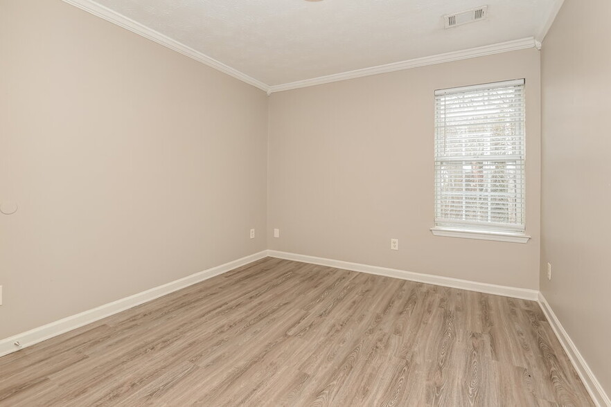 Building Photo - 425 Village Bluff Dr