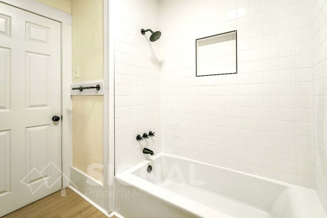 Building Photo - 425 Oak St