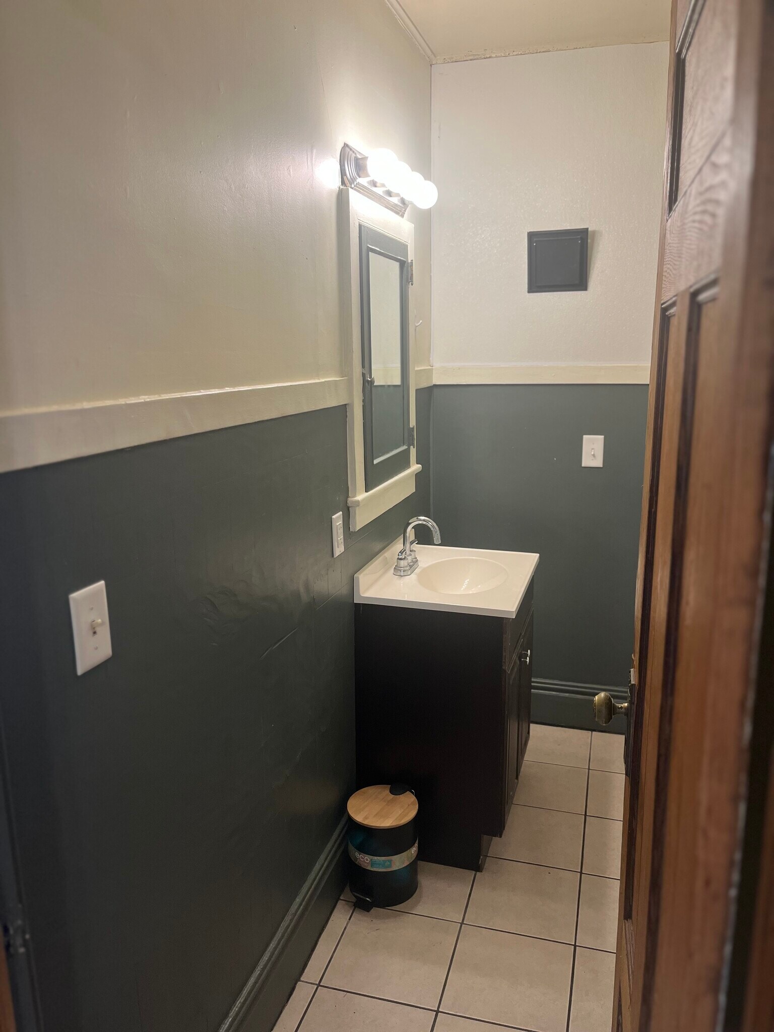 Building Photo - 6 Hinsdale St