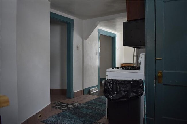 Building Photo - 1008 S Rd