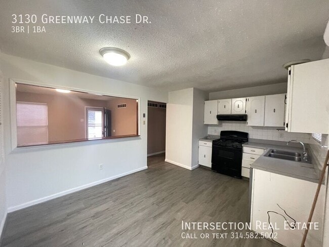 Building Photo - 3130 Greenway Chase Dr