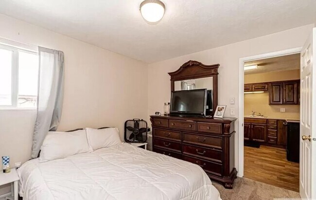 Building Photo - Super Cute 2 Bed/1 Bath Apartment on Main Street in Rexburg!