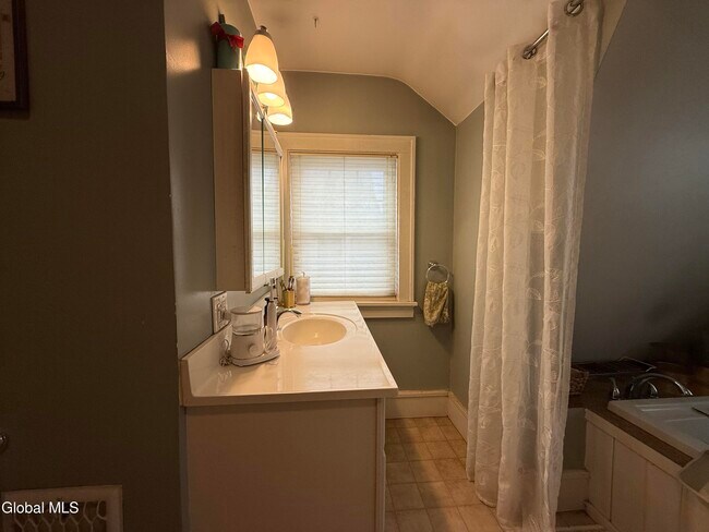 Building Photo - 21 Baker St