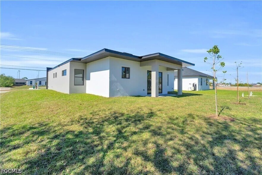 Building Photo - 1021 Chiquita Blvd S