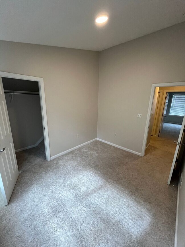 Building Photo - Newly Renovated 3 Bed 2.5 Bath Townhouse A...