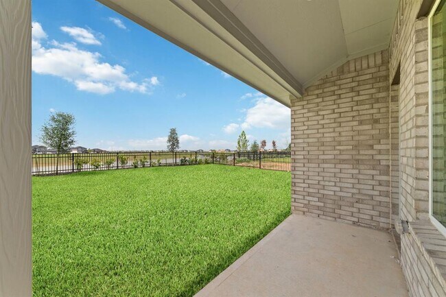 Building Photo - 27619 Village Cir Dr