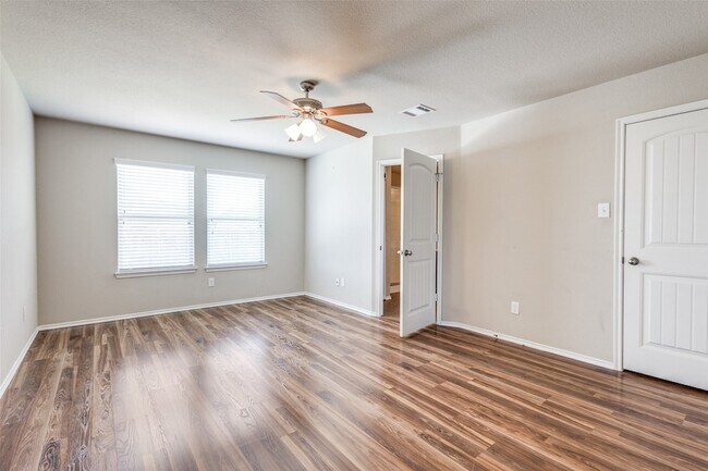 Building Photo - 1101 Rainer Dr
