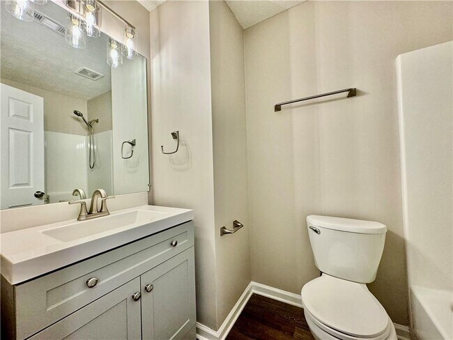 Building Photo - 3205 Northcliff Dr