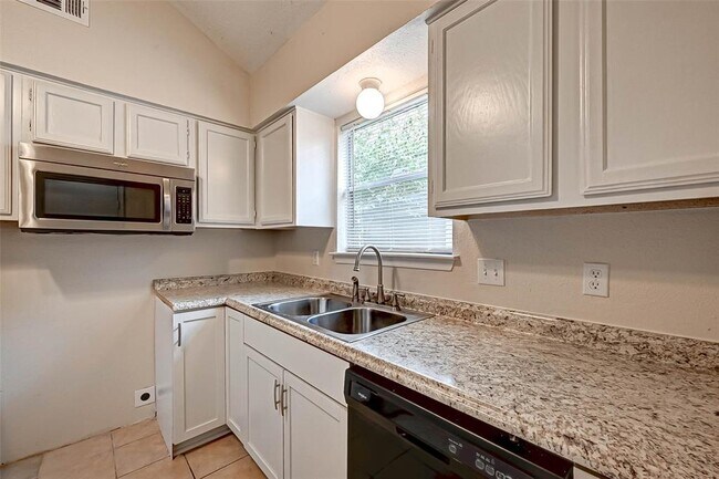 Building Photo - 17435 Glenmorris Dr