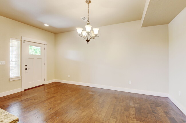 Building Photo - 2107 Sandbur Dr