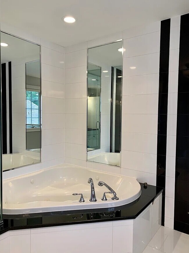 Building Photo - 131 Montgomery Ln