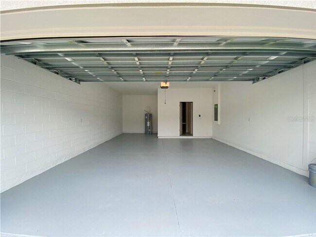 Building Photo - Gorgeous brand new house 4 bedrooms 3.5 bathrooms lake view