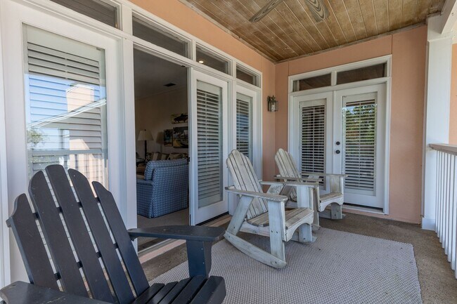 Building Photo - Available now! Top-Floor Bayfront Condo | 2BR · 2BA · Private Balcony · Pool & Wharf Access