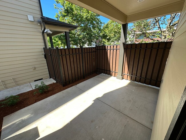 Building Photo - NEW 4 Bedroom / 4.5 Bath Townhome. A/C in every bedroom