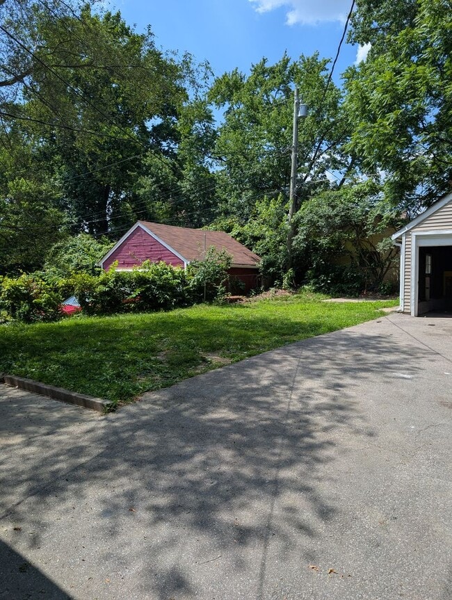 Building Photo - Beautifully renovated 2 bedroom house with...