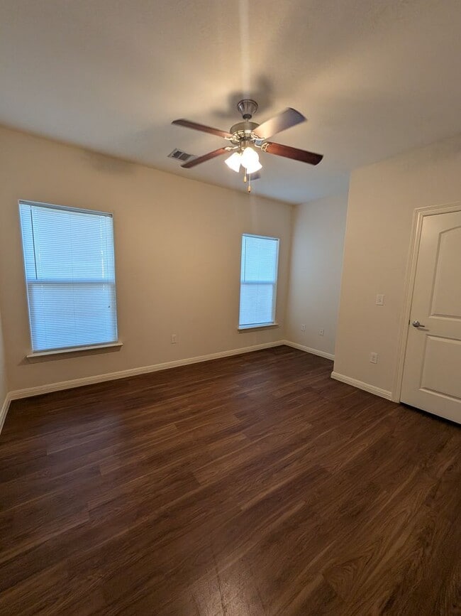 Building Photo - 405 E Simmons Ave