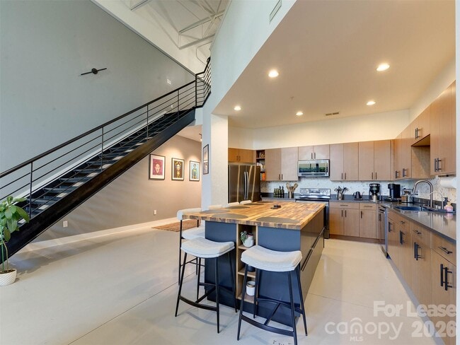 Building Photo - 935 Westmere Ave