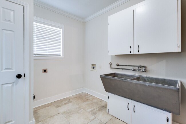 Building Photo - Charming 4 bedroom with Huge Outdoor Works...